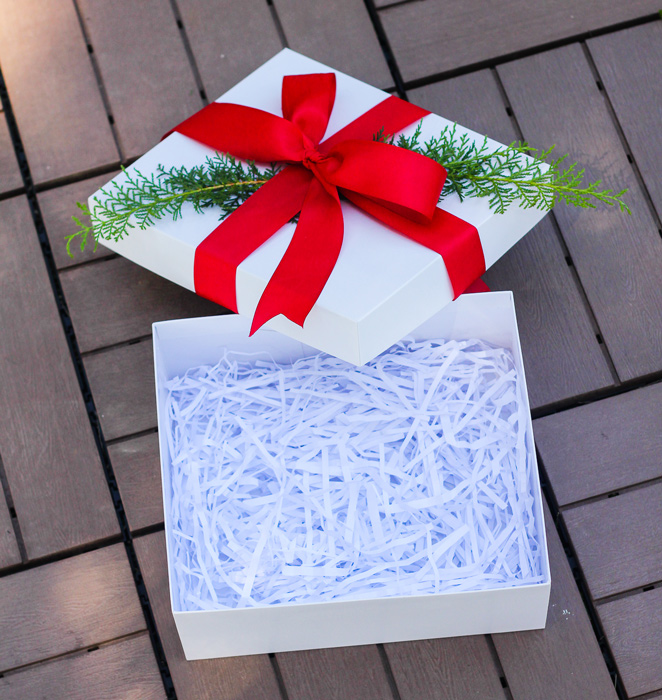 Escoger cajas decoradas para regalos, Comercial Avilés
