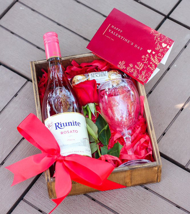 San Valentín 🌹 . Nuevo set de regalo para celebrar el día de los enamorados  ❤️ Vino orgánico malbec • Bombones de chocolate agroecológico …