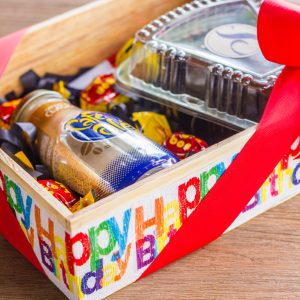 regalo con pastel de cumpleaños