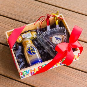 regalo con pastel de cumpleaños