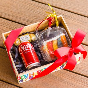 regalo con pastel de cumpleaños