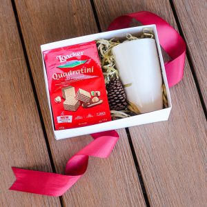 regalo navideño con taza