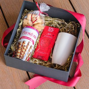 regalo con taza y chocolate